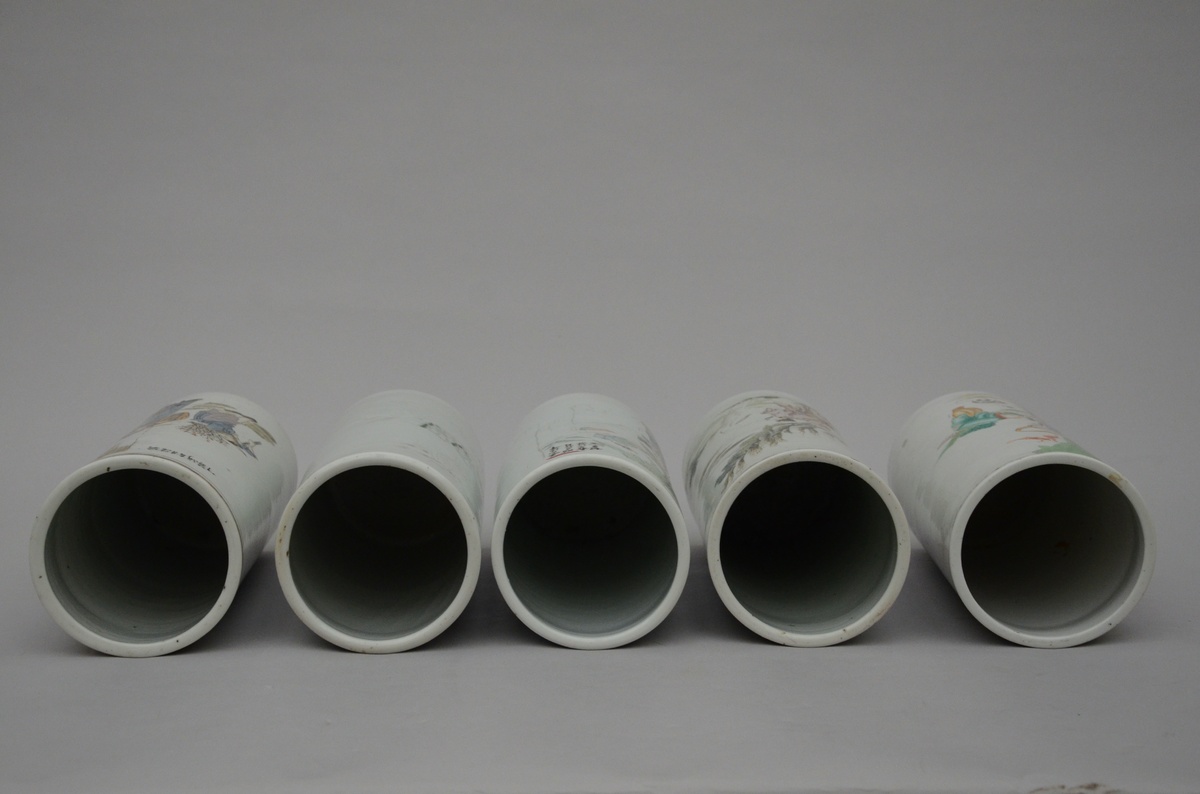 Lot: 5 Chinese cylindrical vases 'figures' (28 to 29 cm) (*) - Bild 3 aus 4