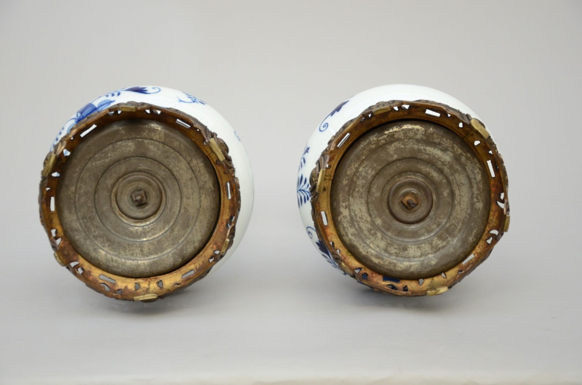 A pair of blue and white Meissen lamps 'onion decor' (h56cm) - Bild 5 aus 6