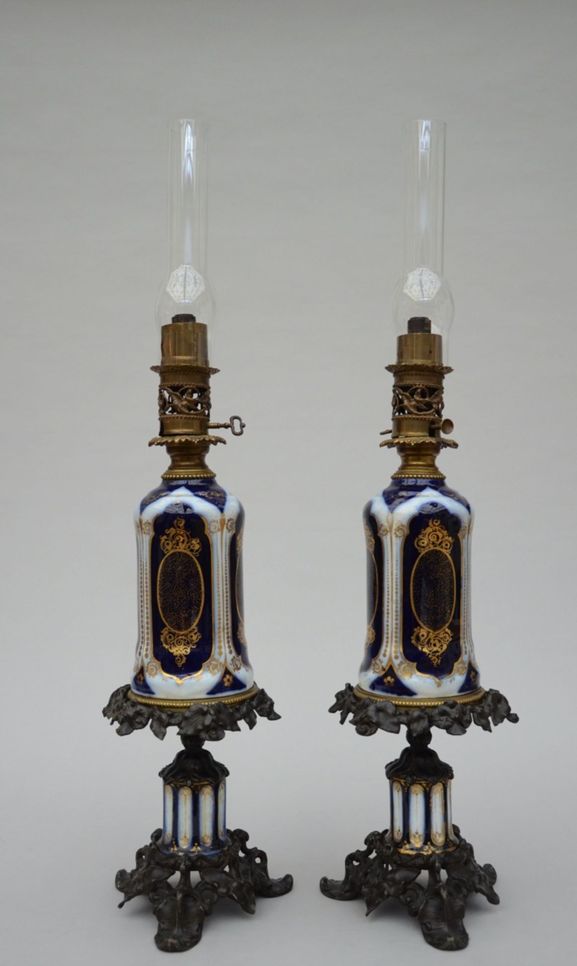 A pair of Bayeux porcelain oil lamps with bronze mounts (h64cm) - Bild 2 aus 5
