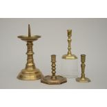 Lot: three Flemish candlesticks in copper + 1 pen candlestick (h14 - 31cm)