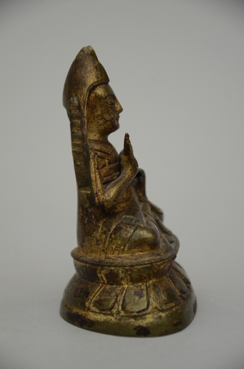 A lacquered bronze sculpture 'Tsongkapa' 19th century (h10cm) - Bild 2 aus 4