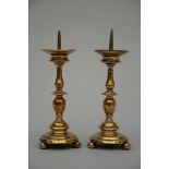 A pair of 17th century bronze candlesticks (h34.5 dia12cm)