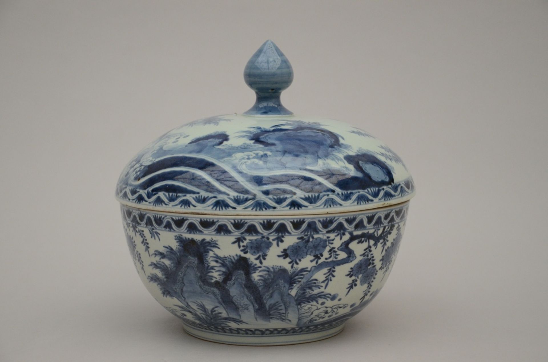 Japanese lidded pot in blue and white porcelain (dia32cm) (*)