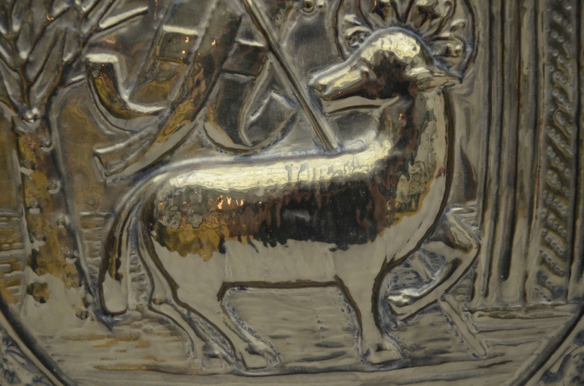 Sacrifice dish in copper 'Lamb of God' (dia 42.5 cm) (*) - Bild 2 aus 3