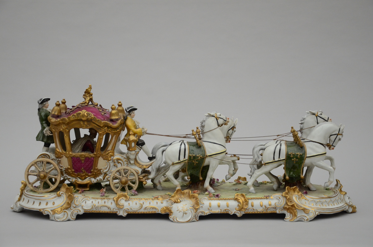 Large group in porcelain 'coach of the French king' (l 80 cm) - Bild 2 aus 4