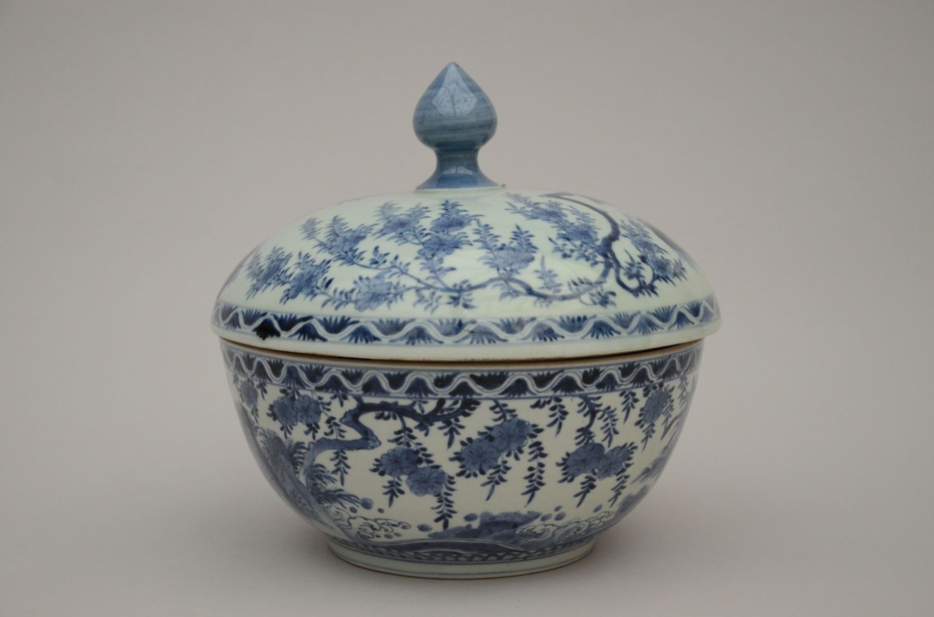 Japanese lidded pot in blue and white porcelain (dia32cm) (*) - Image 2 of 5
