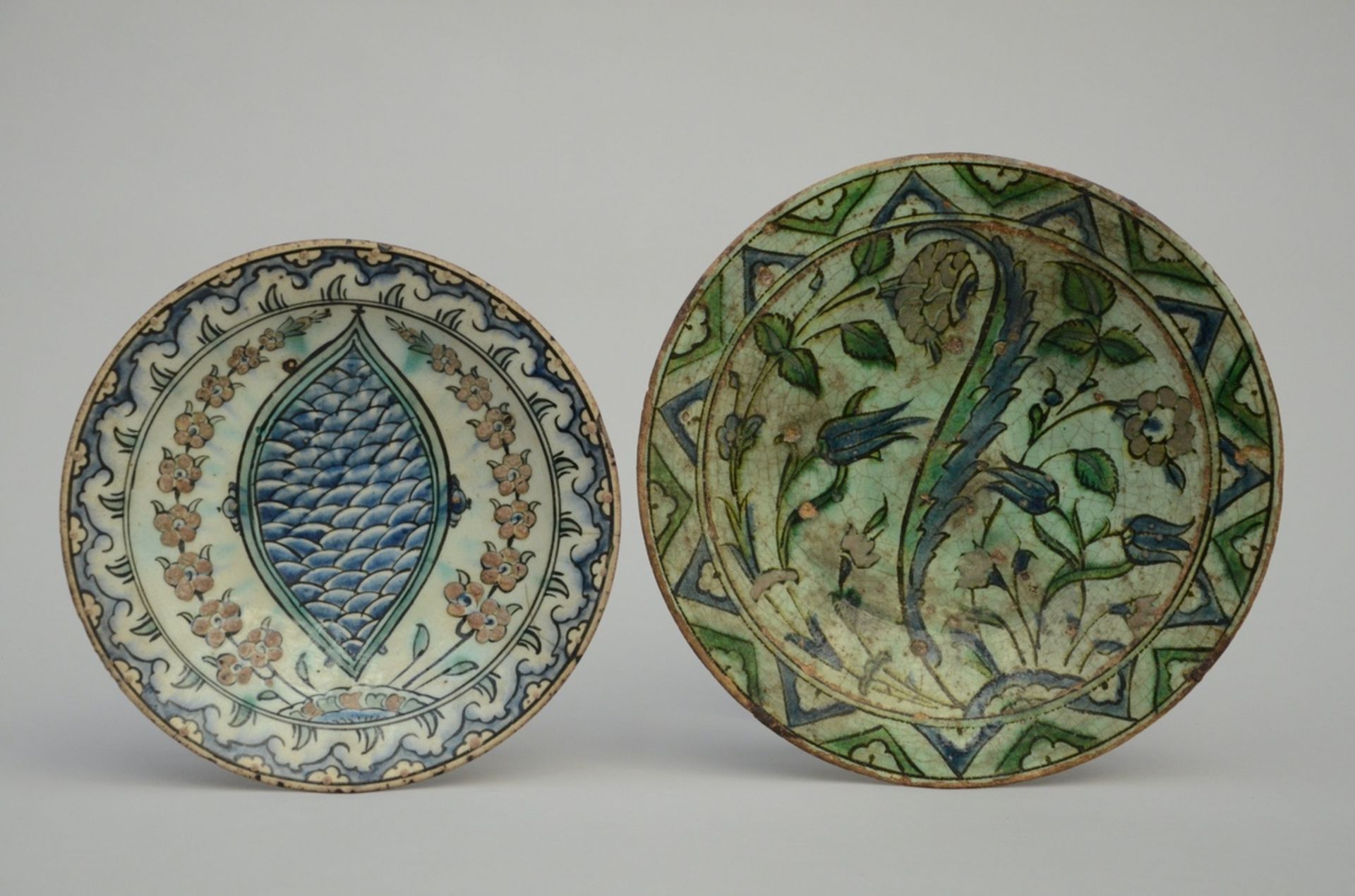 Lot: 2 Iznik dishes (dia 29&25cm) (*)