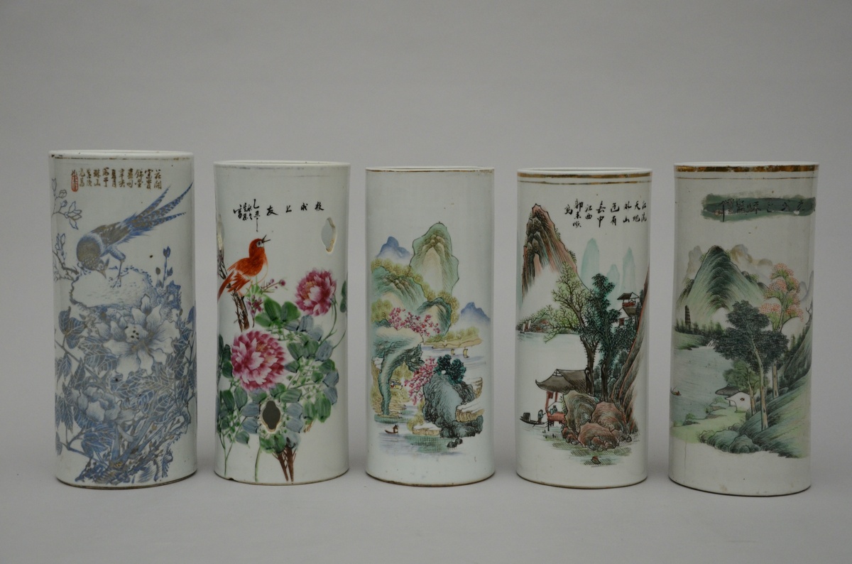 Lot: 5 Chinese cylindrical vases 'birds and landscapes' (28 to 29 cm) (*)