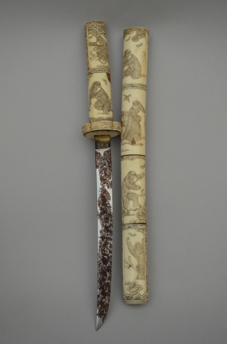 A collection of four Japanese swords in bone circa 1900 (L 93/86/65/37cm) (*) - Bild 3 aus 5