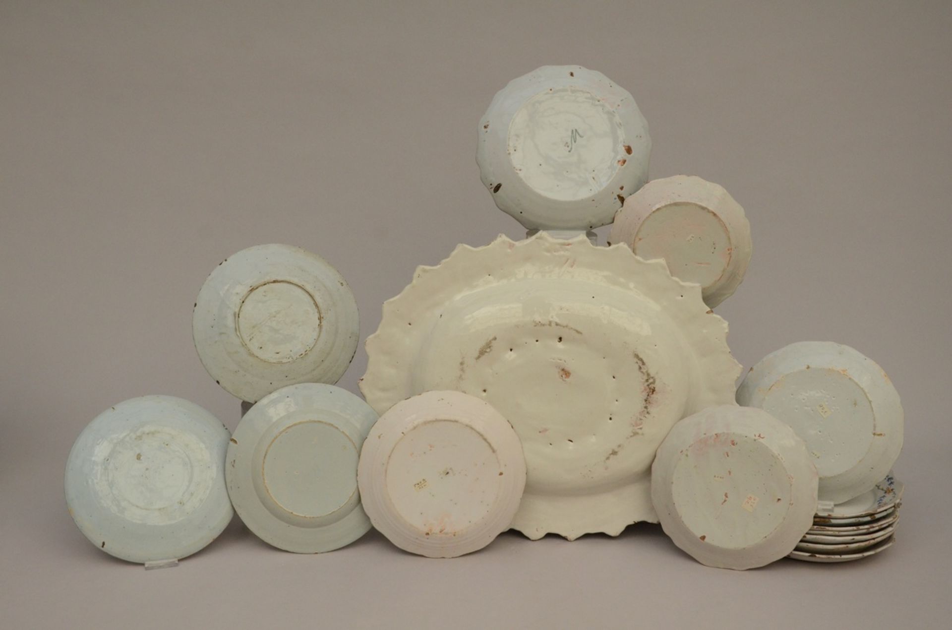 Lot: charger (43x53x6cm) and 15 plates in faience (from dia 20 to 25cm) (*) - Image 2 of 2