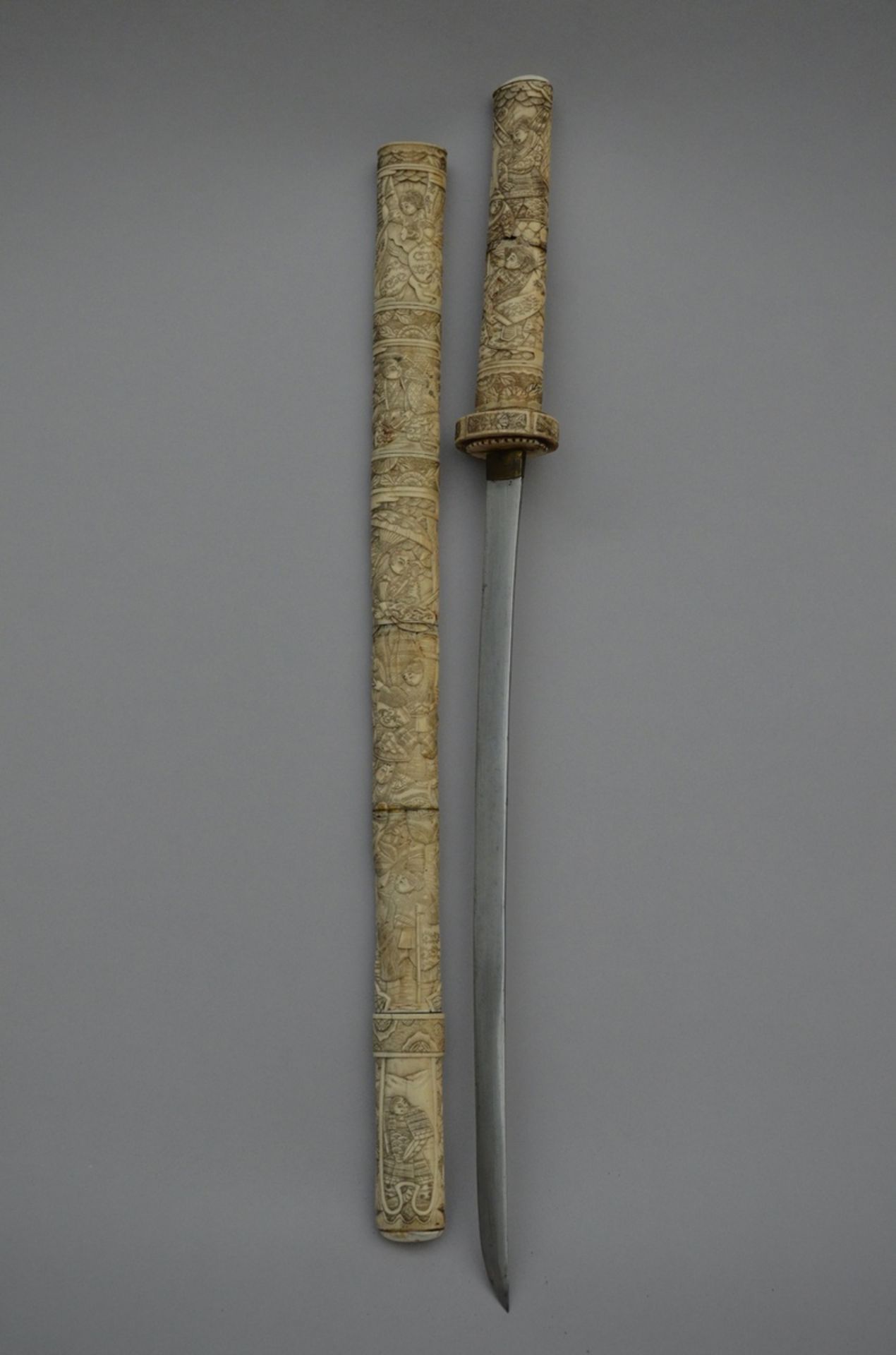 A collection of four Japanese swords in bone circa 1900 (L 93/86/65/37cm) (*) - Bild 4 aus 5