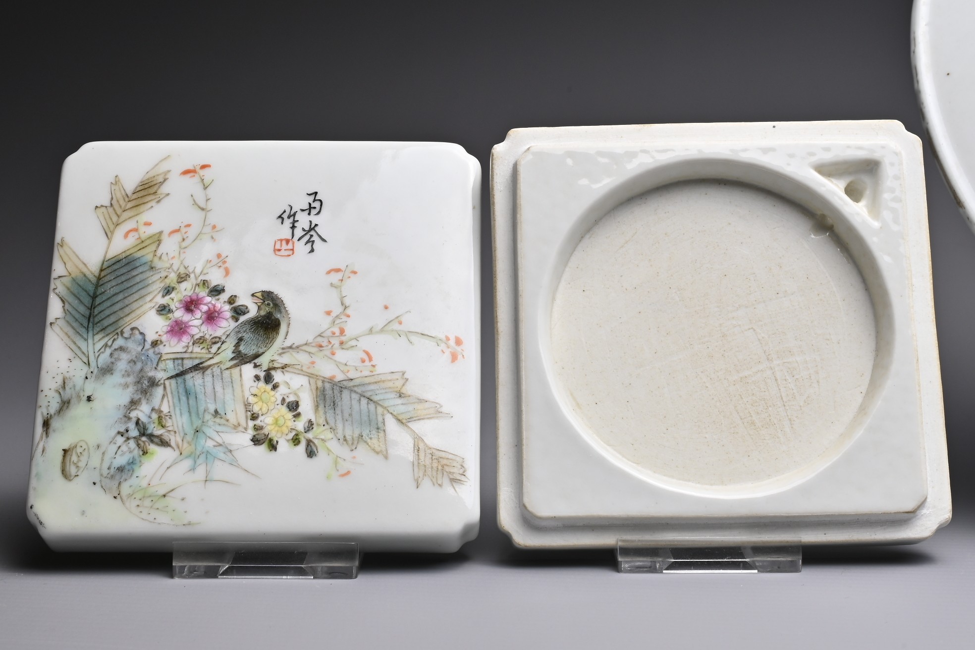 THREE CHINESE PORCELAIN ITEMS, 20TH CENTURY. To include a dish decorated with landscape scene and - Image 7 of 8