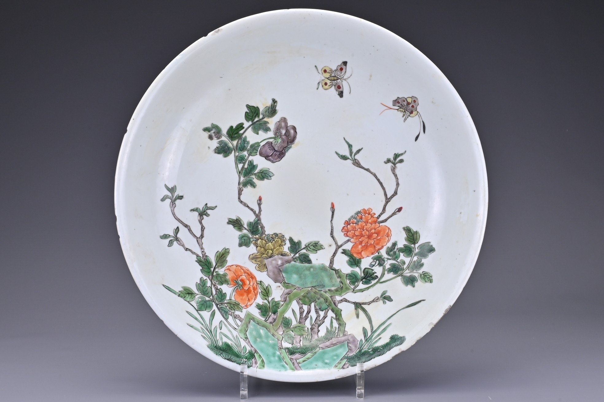 A CHINESE FAMILLE VERTE PORCELAIN CHARGER, KANGXI PERIOD (1662-1722). Decorated with butterflies and - Image 2 of 7