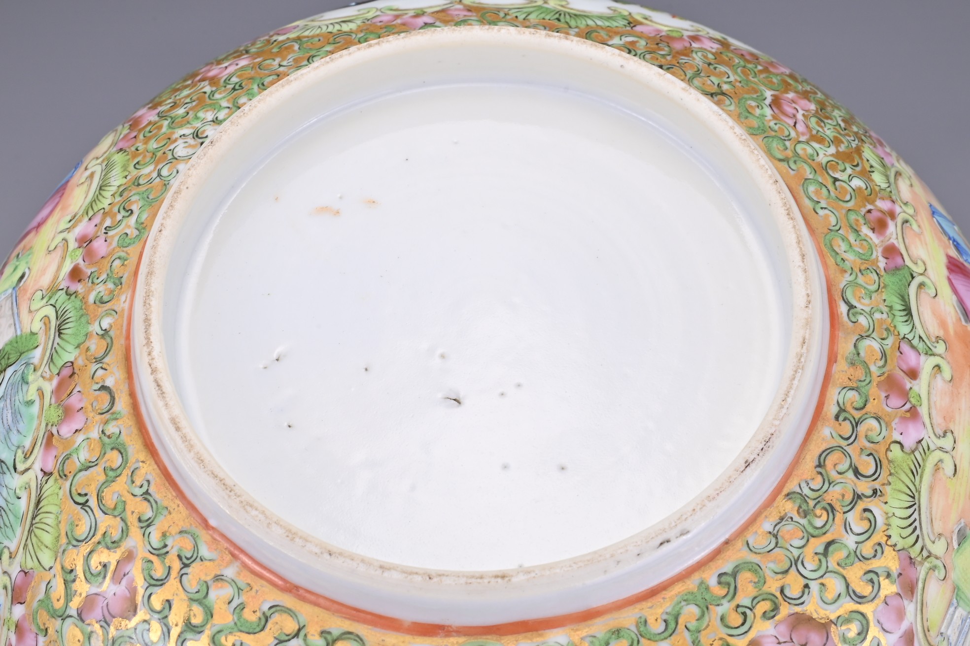 A CHINESE CANTON FAMILLE ROSE PORCELAIN BOWL, 19TH CENTURY. In the rose medallion pattern with - Image 9 of 9