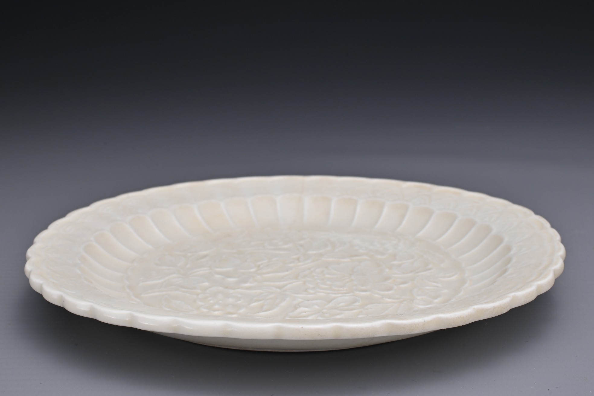 A CHINESE DING-TYPE 'CHRYSANTHEMUM-HEAD' MOULDED DISH. The shallow dish with foliate rim decorated - Image 6 of 6