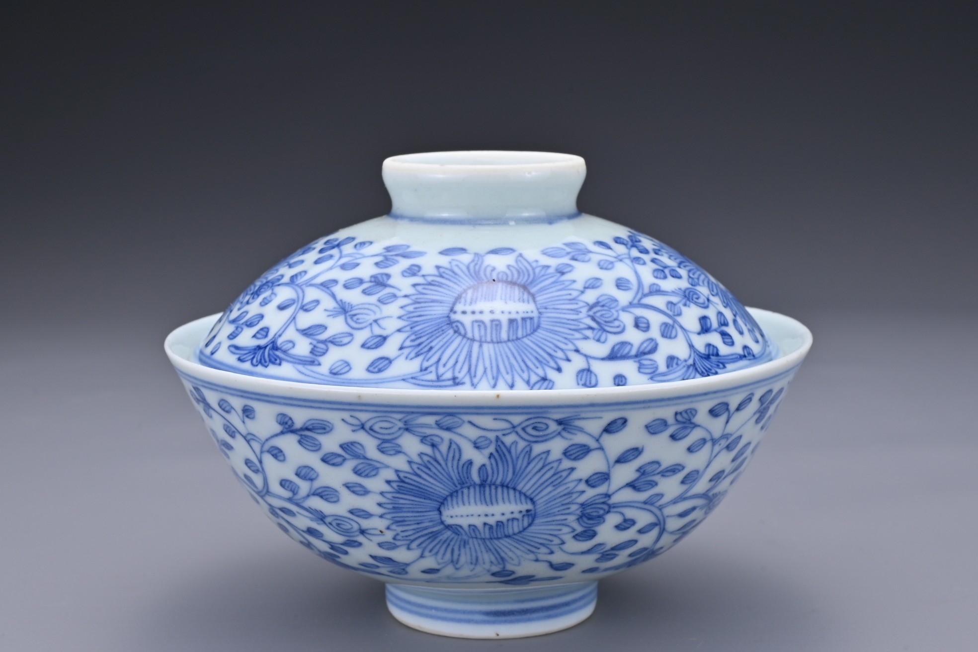 A CHINESE BLUE AND WHITE PORCELAIN BOWL AND COVER, JIAQING PERIOD. Finely potted with floral - Image 3 of 12