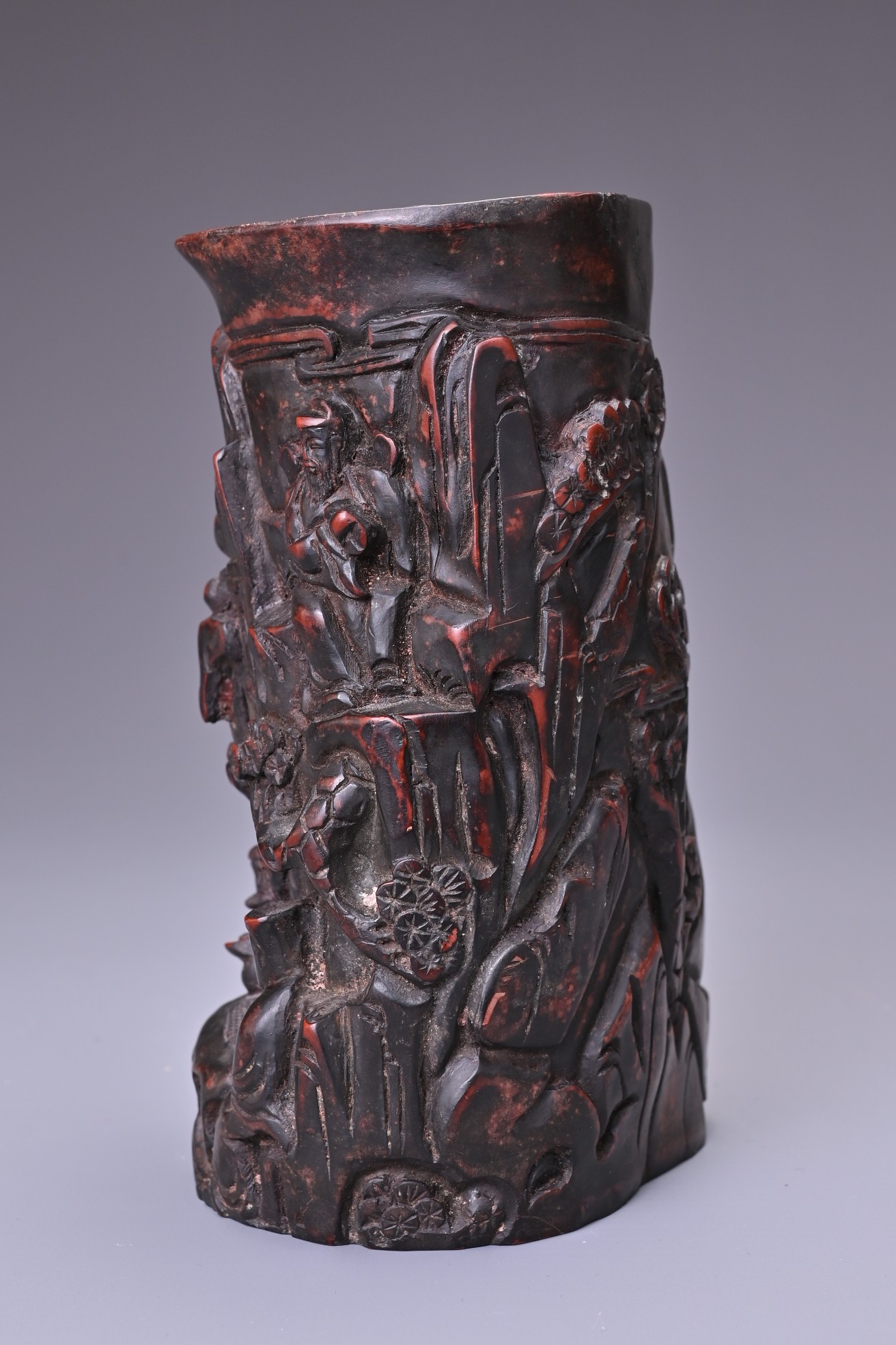 A CARVED WOODEN BRUSH POT WITH 'EUROPEAN FIGURE'. Carved in deep relief with various figures on - Image 4 of 8