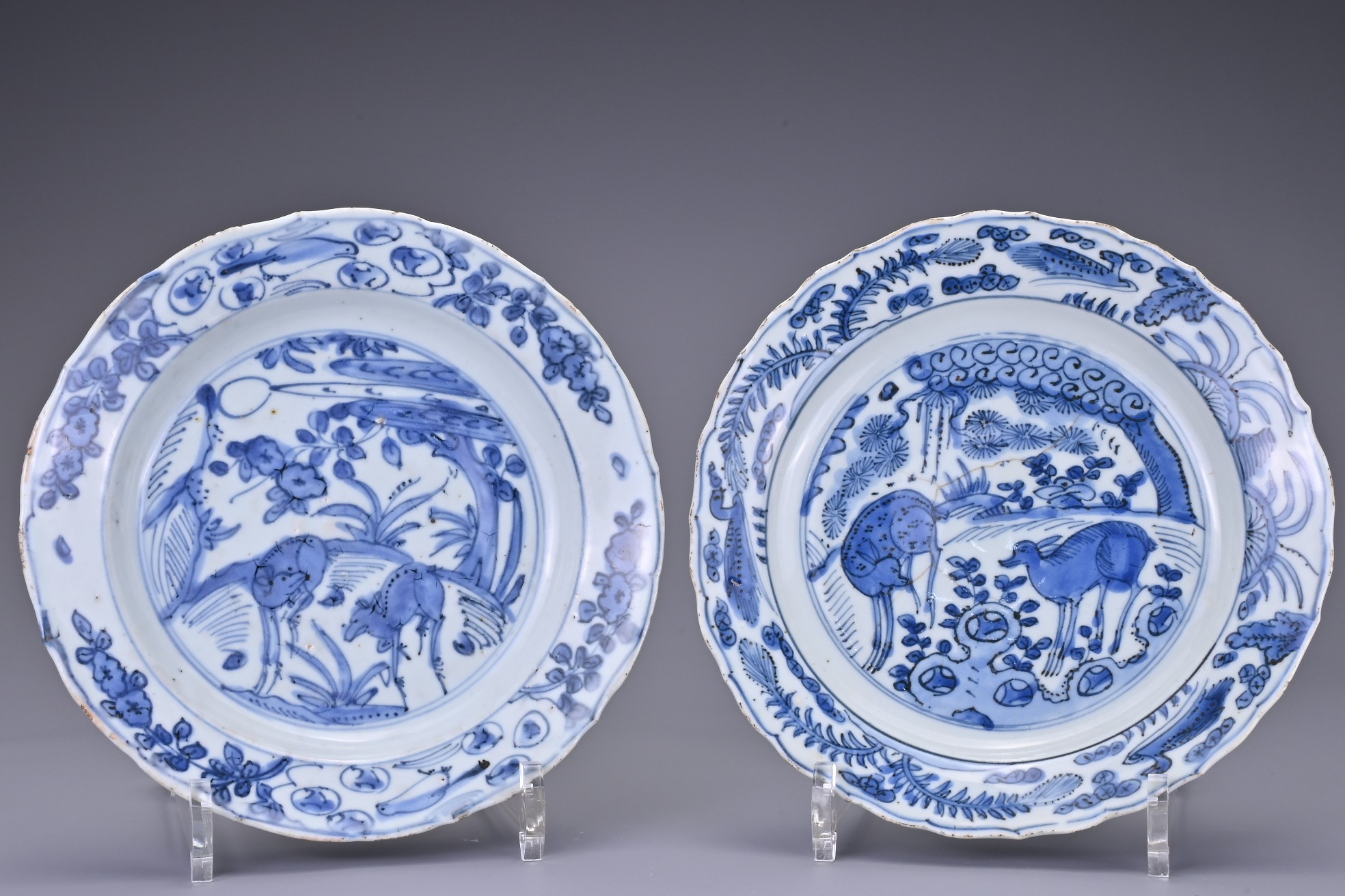 TWO CHINESE BLUE AND WHITE KRAAK PORCELAIN DISHES, 17TH CENTURY. Both with lobed rims decorated with - Image 2 of 5