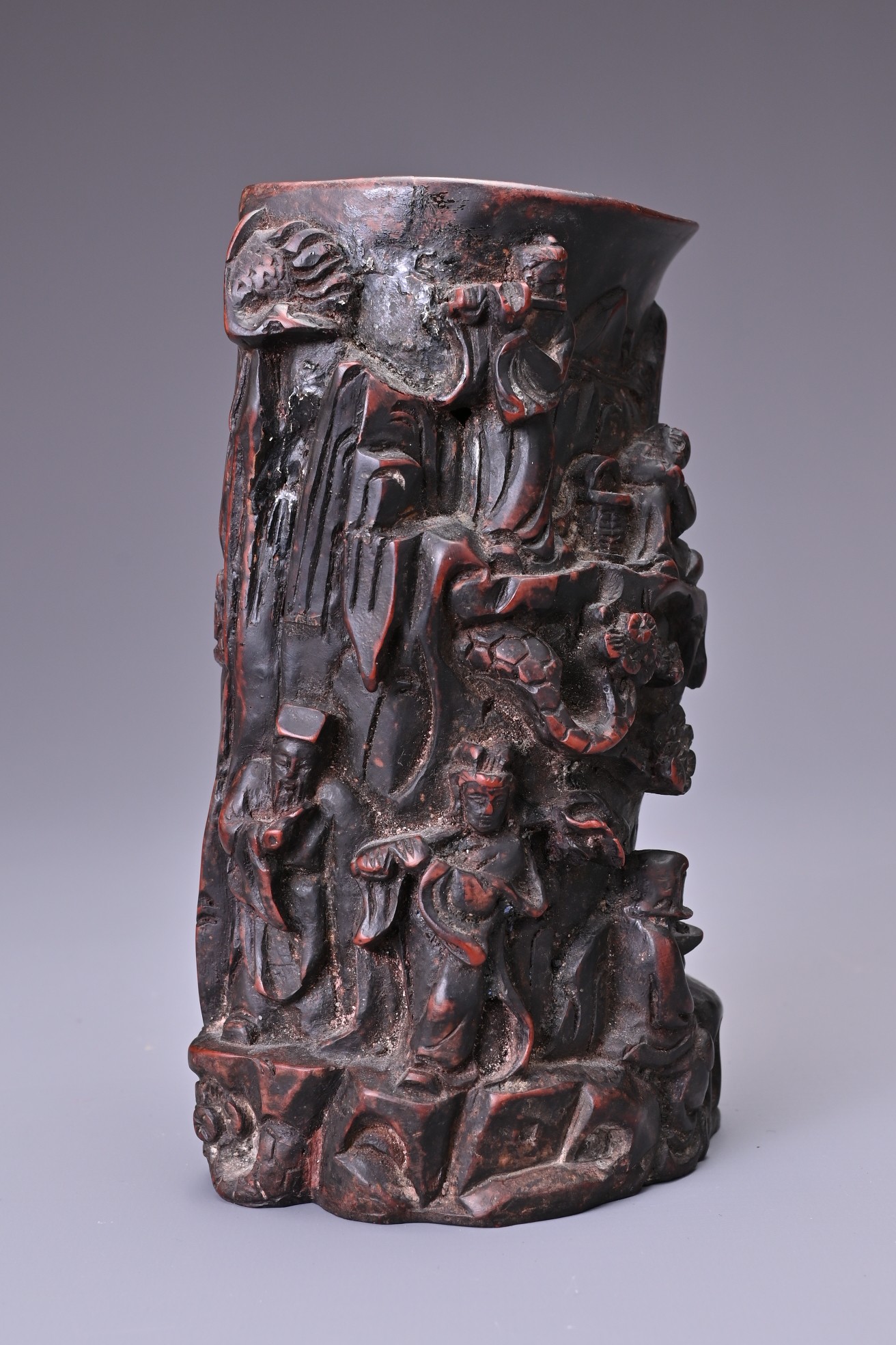 A CARVED WOODEN BRUSH POT WITH 'EUROPEAN FIGURE'. Carved in deep relief with various figures on - Image 6 of 8