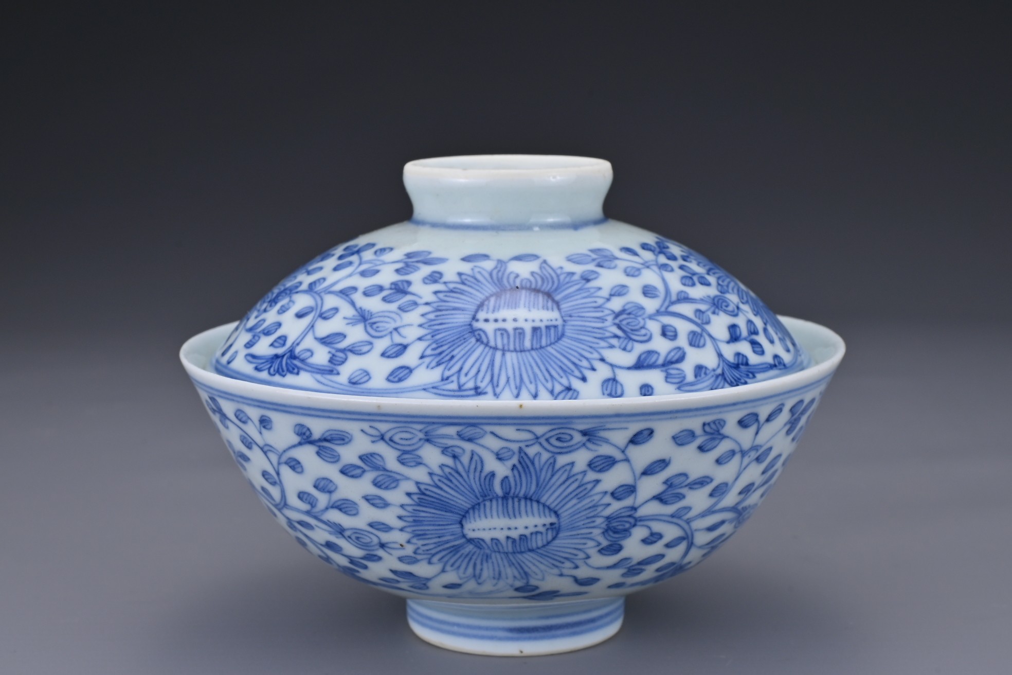 A CHINESE BLUE AND WHITE PORCELAIN BOWL AND COVER, JIAQING PERIOD. Finely potted with floral - Image 5 of 12