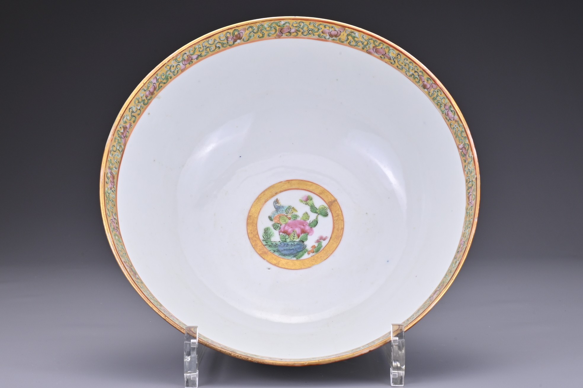 A CHINESE CANTON FAMILLE ROSE PORCELAIN BOWL, 19TH CENTURY. In the rose medallion pattern with - Image 6 of 9