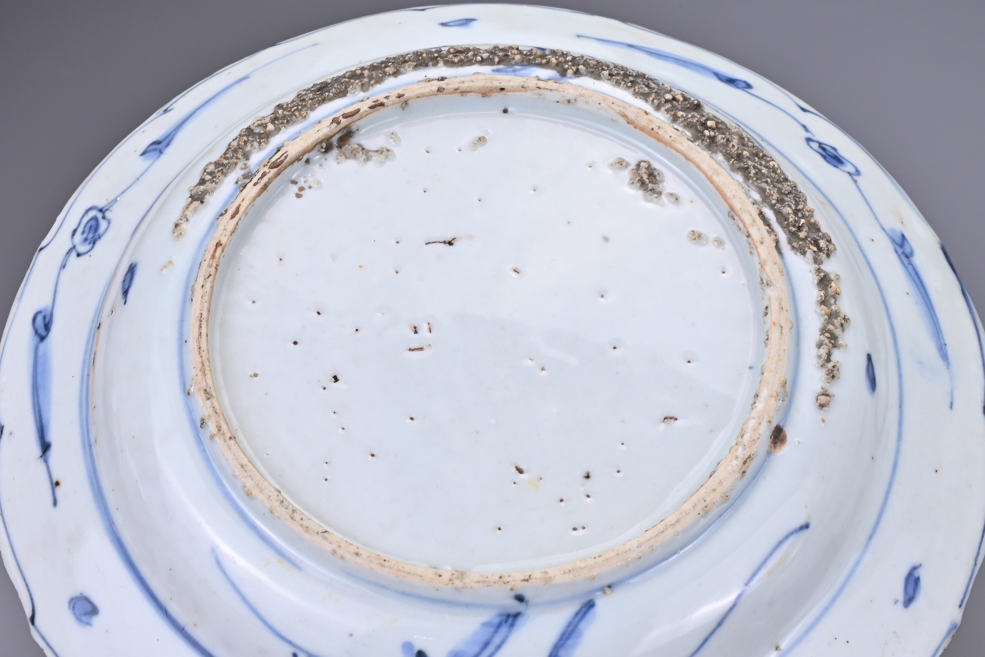 TWO CHINESE BLUE AND WHITE KRAAK PORCELAIN DISHES, 17TH CENTURY. Both with lobed rims decorated with - Image 4 of 5