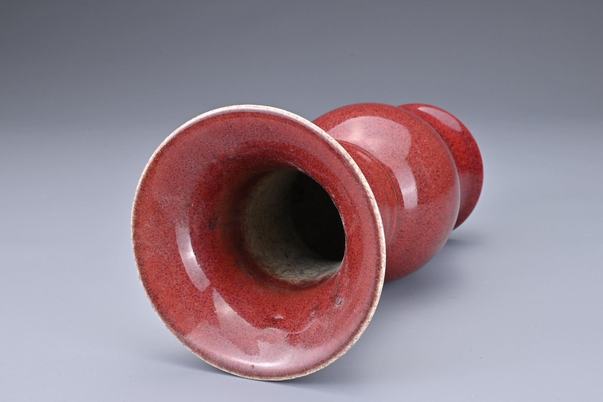 A CHINESE SANG-DE-BOEUF PORCELAIN GU-FORM BEAKER VASE. Covered in a dark red speckled glaze thinning - Image 7 of 7