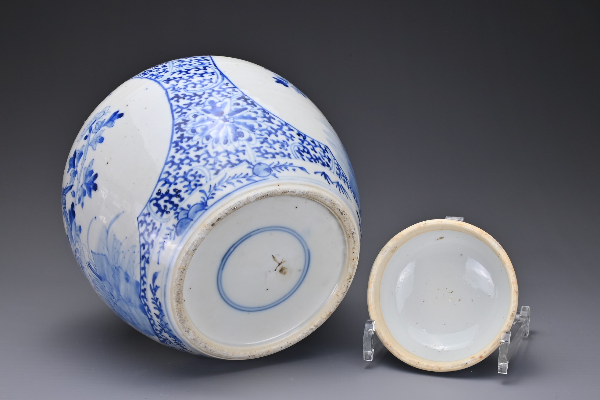 A CHINESE BLUE AND WHITE PORCELAIN GINGER JAR AND COVER, 19TH CENTURY. Decorated with birds in - Image 7 of 8