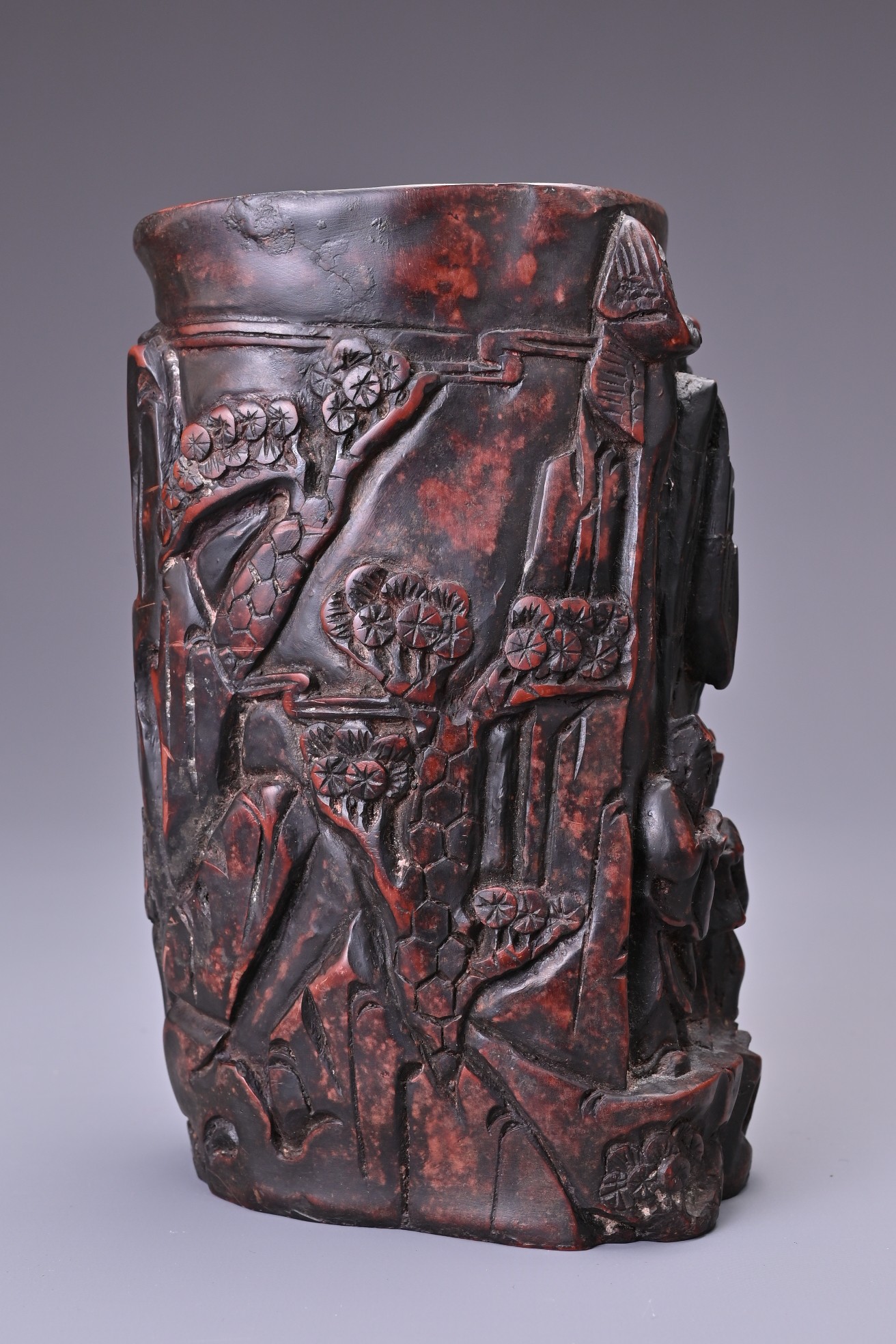 A CARVED WOODEN BRUSH POT WITH 'EUROPEAN FIGURE'. Carved in deep relief with various figures on - Image 5 of 8