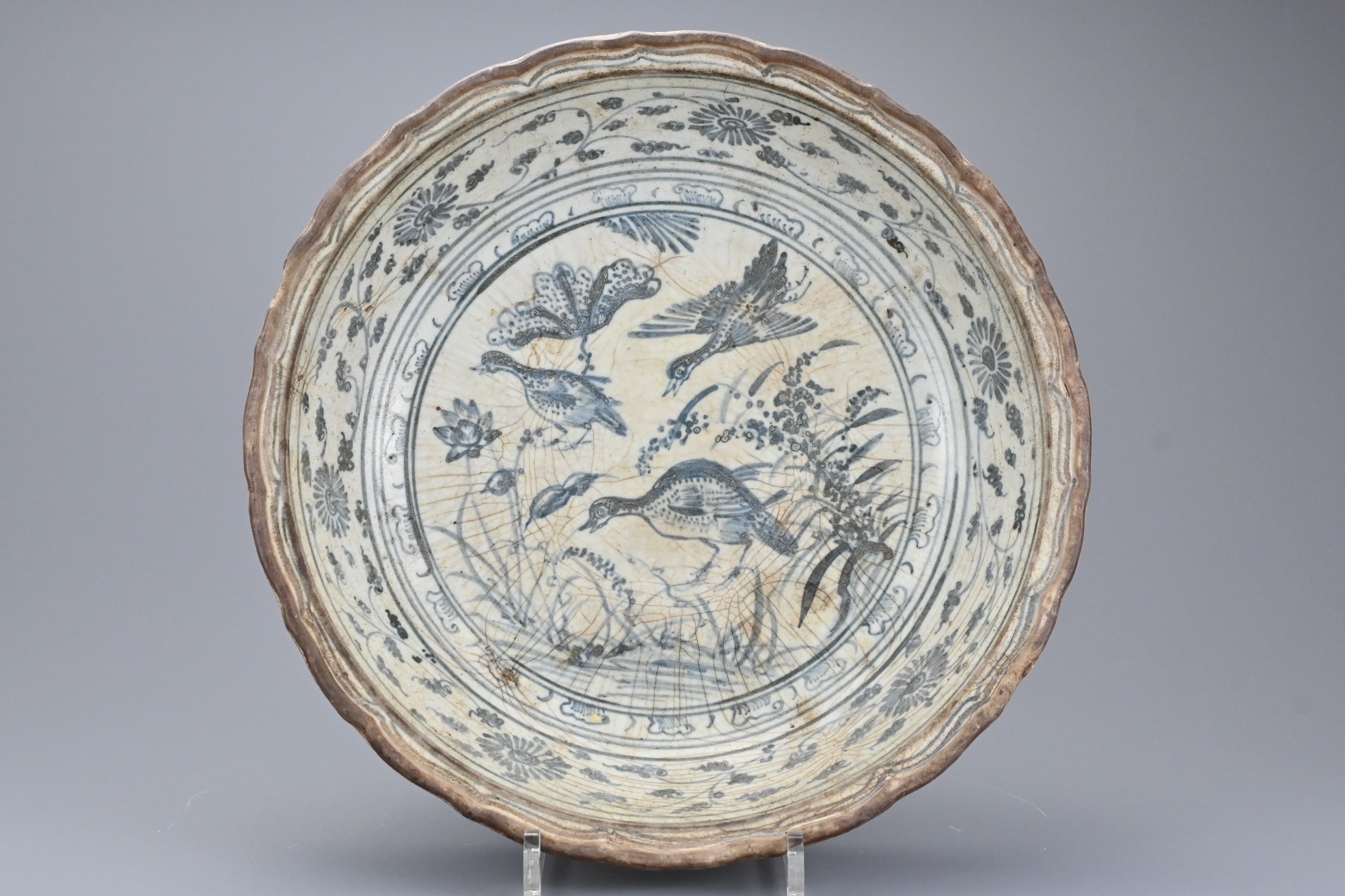 A LARGE VIETNAMESE BLUE AND WHITE CERAMIC DISH, 16TH CENTURY. The deep heavily-potted bracket - Image 2 of 9