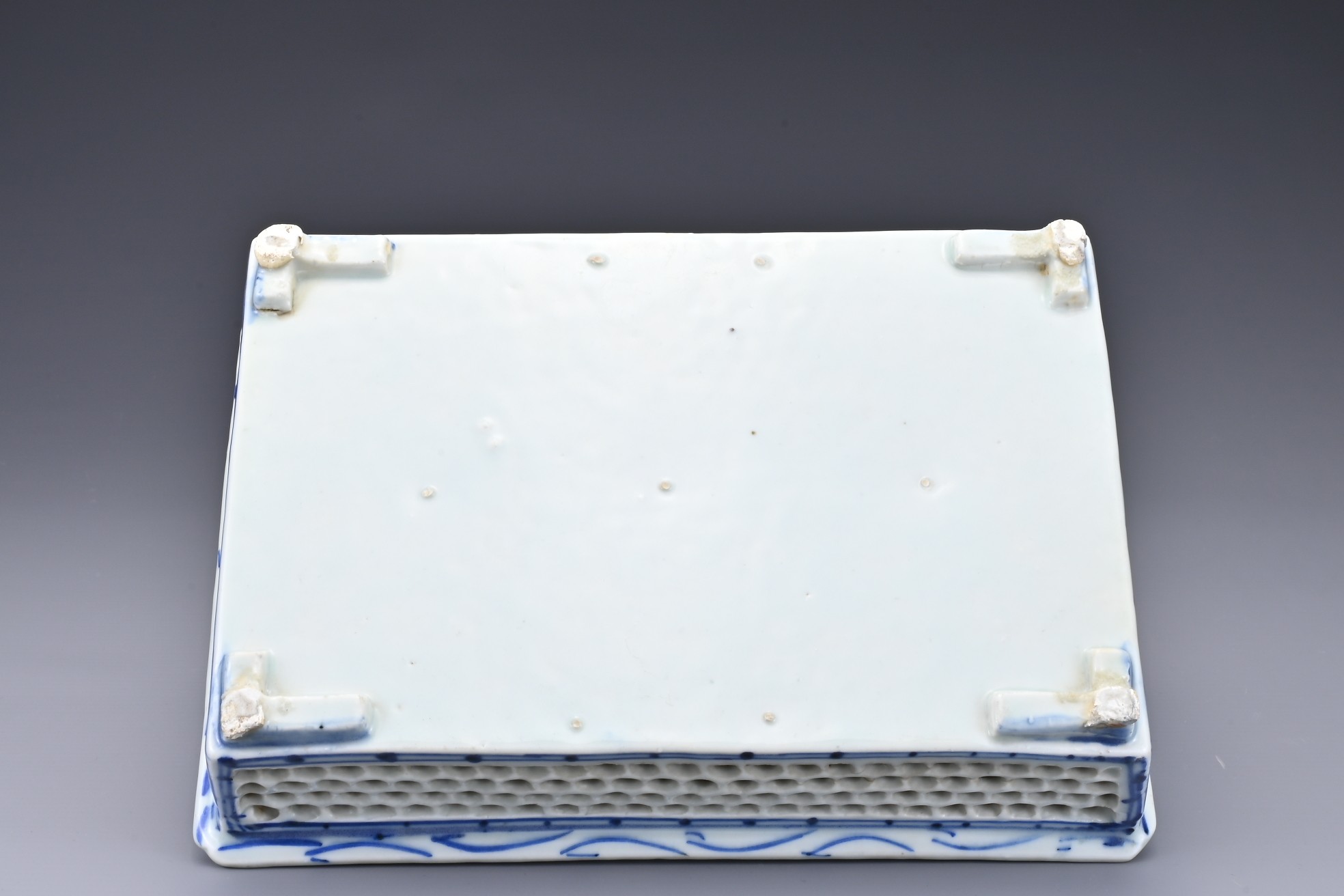 A CHINESE BLUE AND WHITE PORCELAIN NARCISSUS BOWL, 19TH CENTURY. Of rectangular form with outer - Image 5 of 5