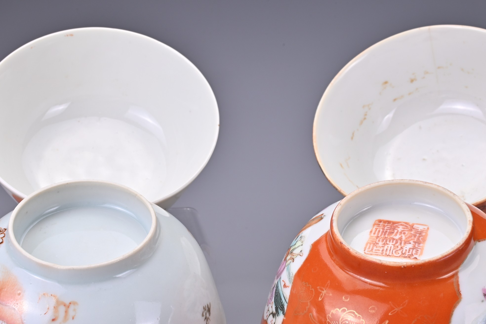 TWO PAIR OF CHINESE PORCELAIN BOWLS, 19/20TH CENTURY. The first pair decorated in iron-red with - Image 5 of 5