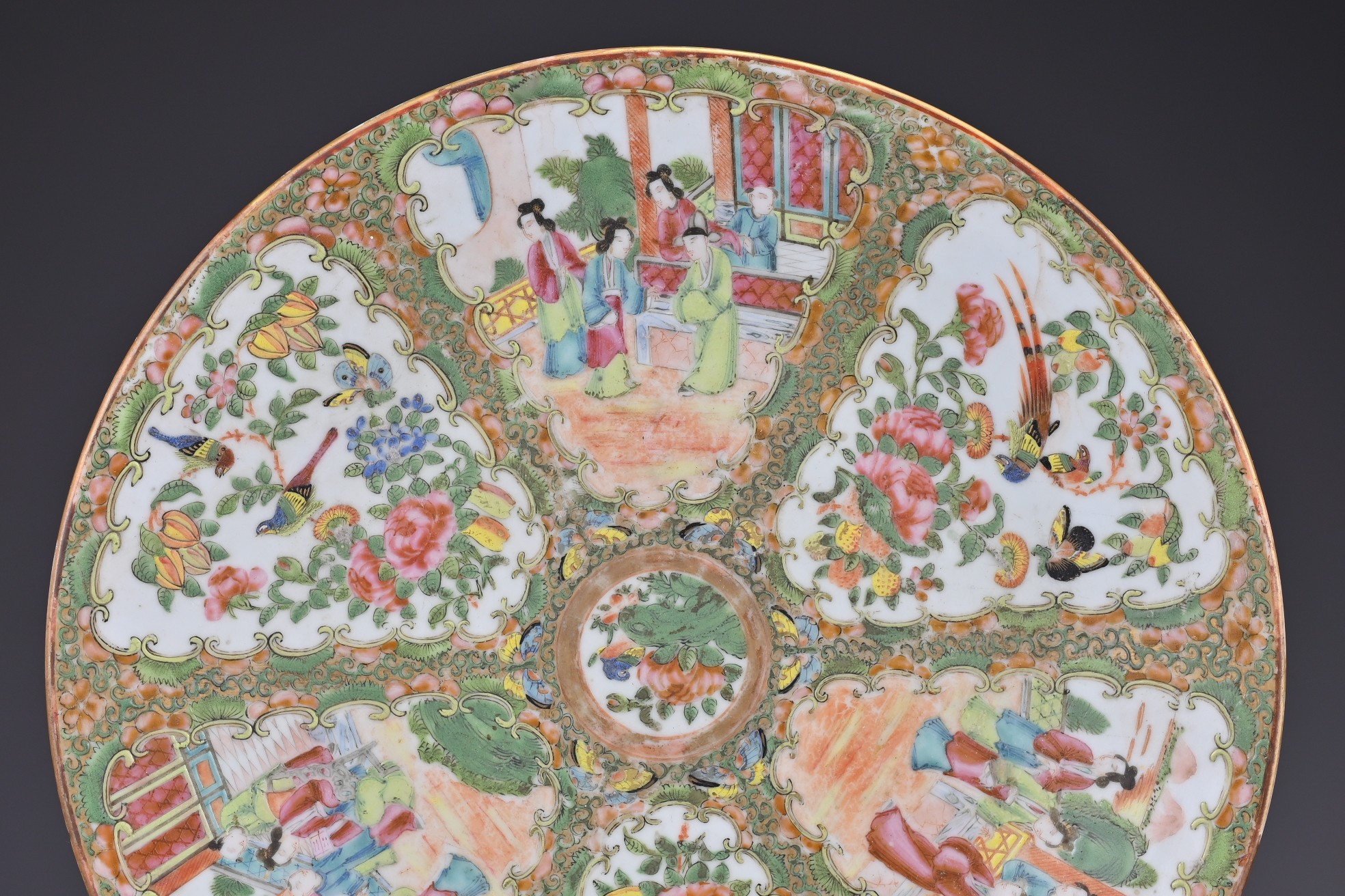 A LARGE CHINESE CANTON FAMILLE ROSE PORCELAIN CHARGER, 19TH CENTURY. Decorated in the rose medallion - Image 3 of 6