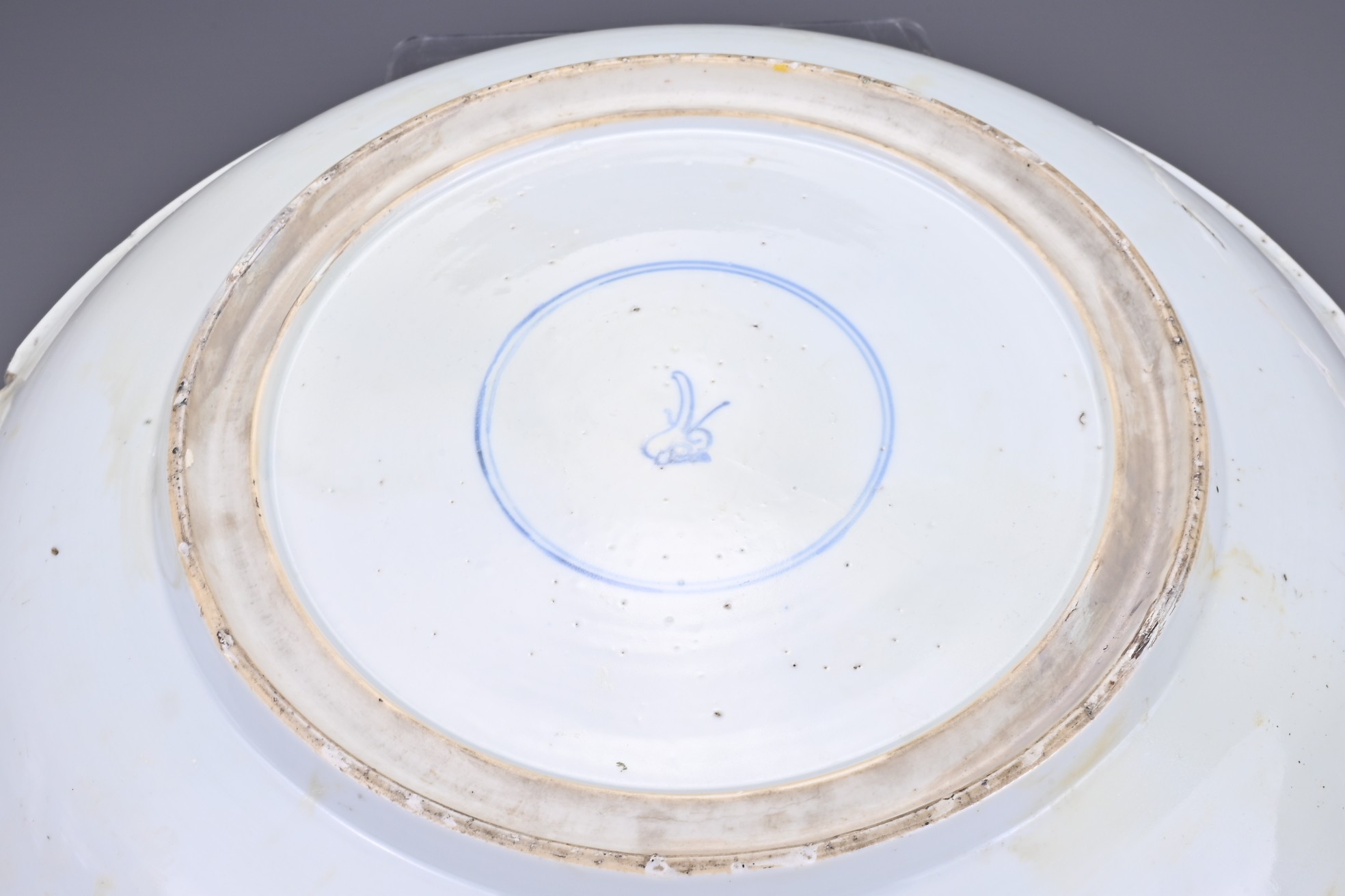 A CHINESE FAMILLE VERTE PORCELAIN CHARGER, KANGXI PERIOD (1662-1722). Decorated with butterflies and - Image 5 of 7