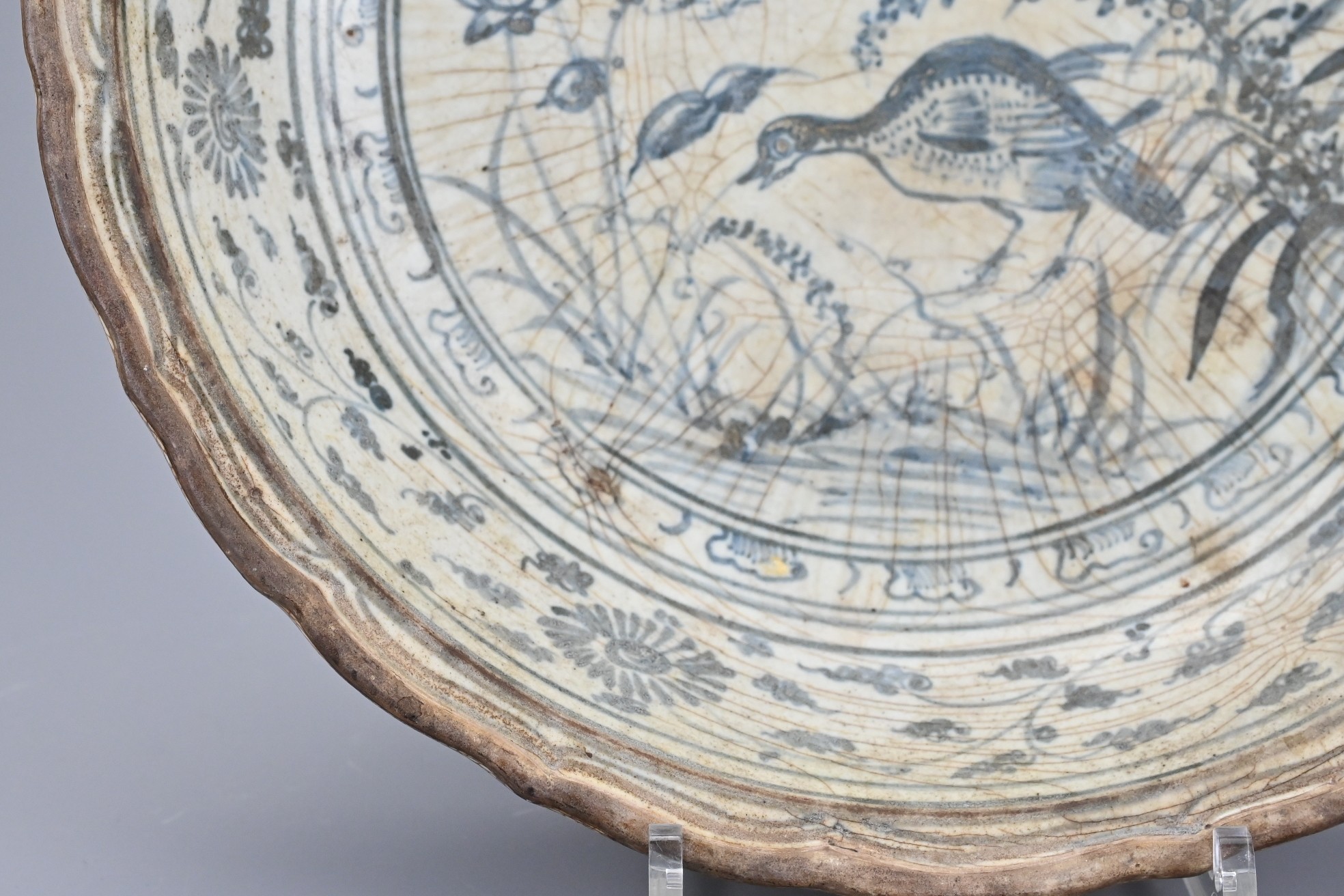 A LARGE VIETNAMESE BLUE AND WHITE CERAMIC DISH, 16TH CENTURY. The deep heavily-potted bracket - Image 5 of 9