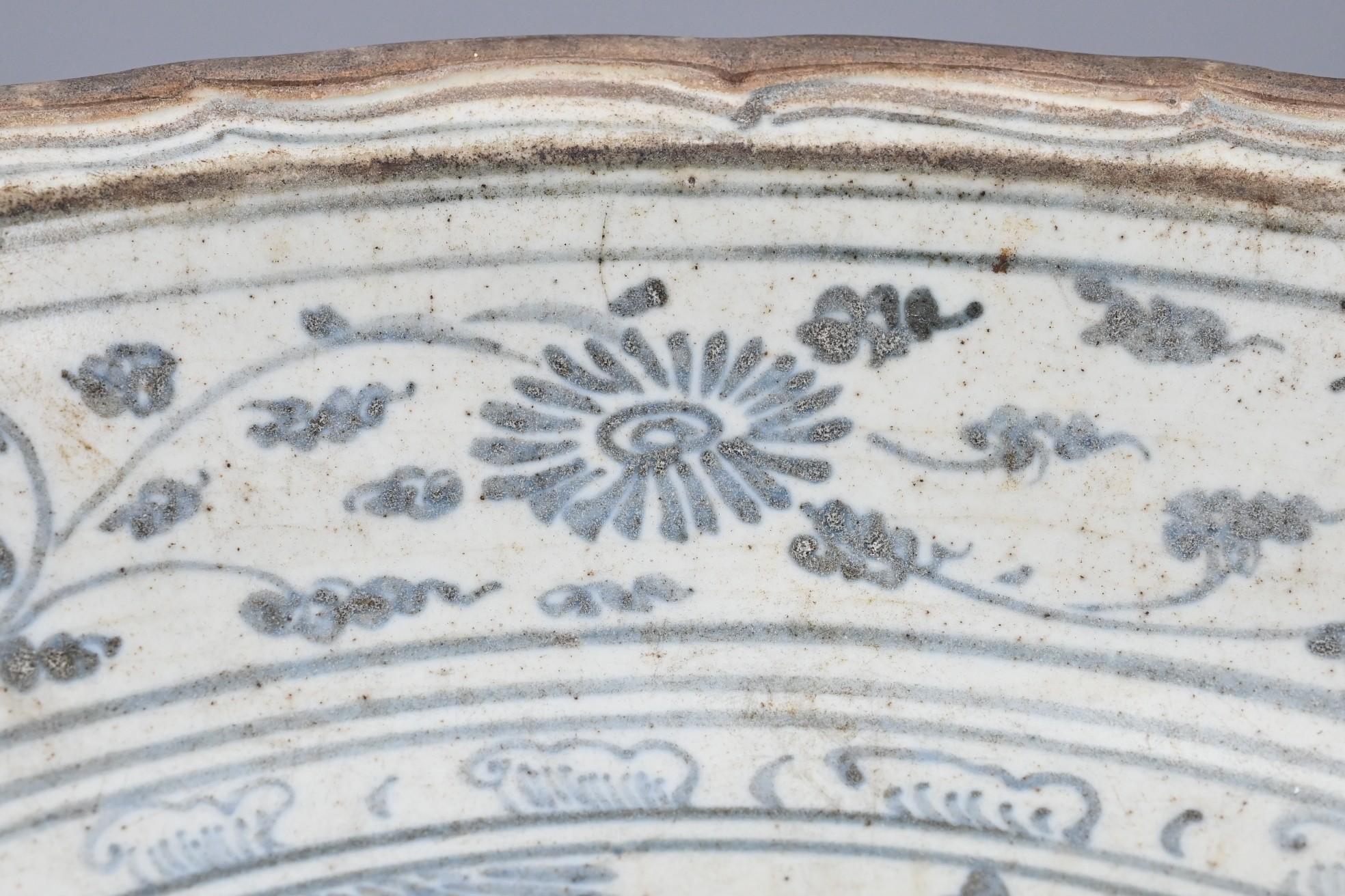 A LARGE VIETNAMESE BLUE AND WHITE CERAMIC DISH, 16TH CENTURY. The deep heavily-potted bracket - Image 9 of 9