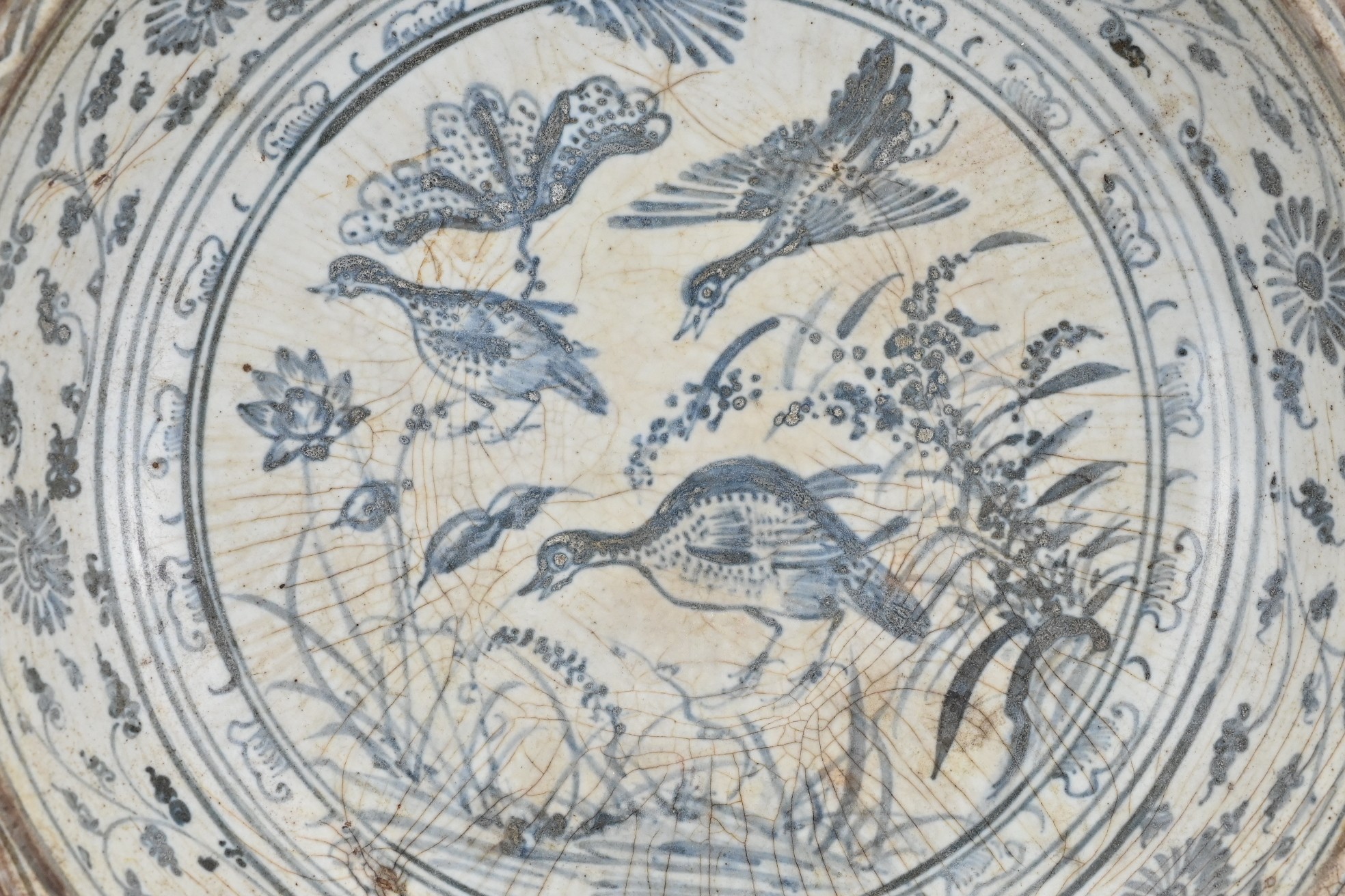 A LARGE VIETNAMESE BLUE AND WHITE CERAMIC DISH, 16TH CENTURY. The deep heavily-potted bracket - Image 3 of 9