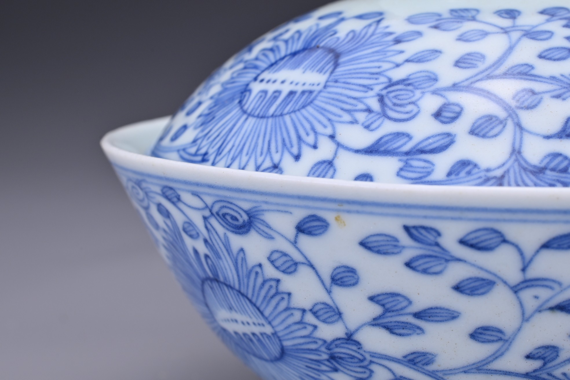 A CHINESE BLUE AND WHITE PORCELAIN BOWL AND COVER, JIAQING PERIOD. Finely potted with floral - Image 11 of 12