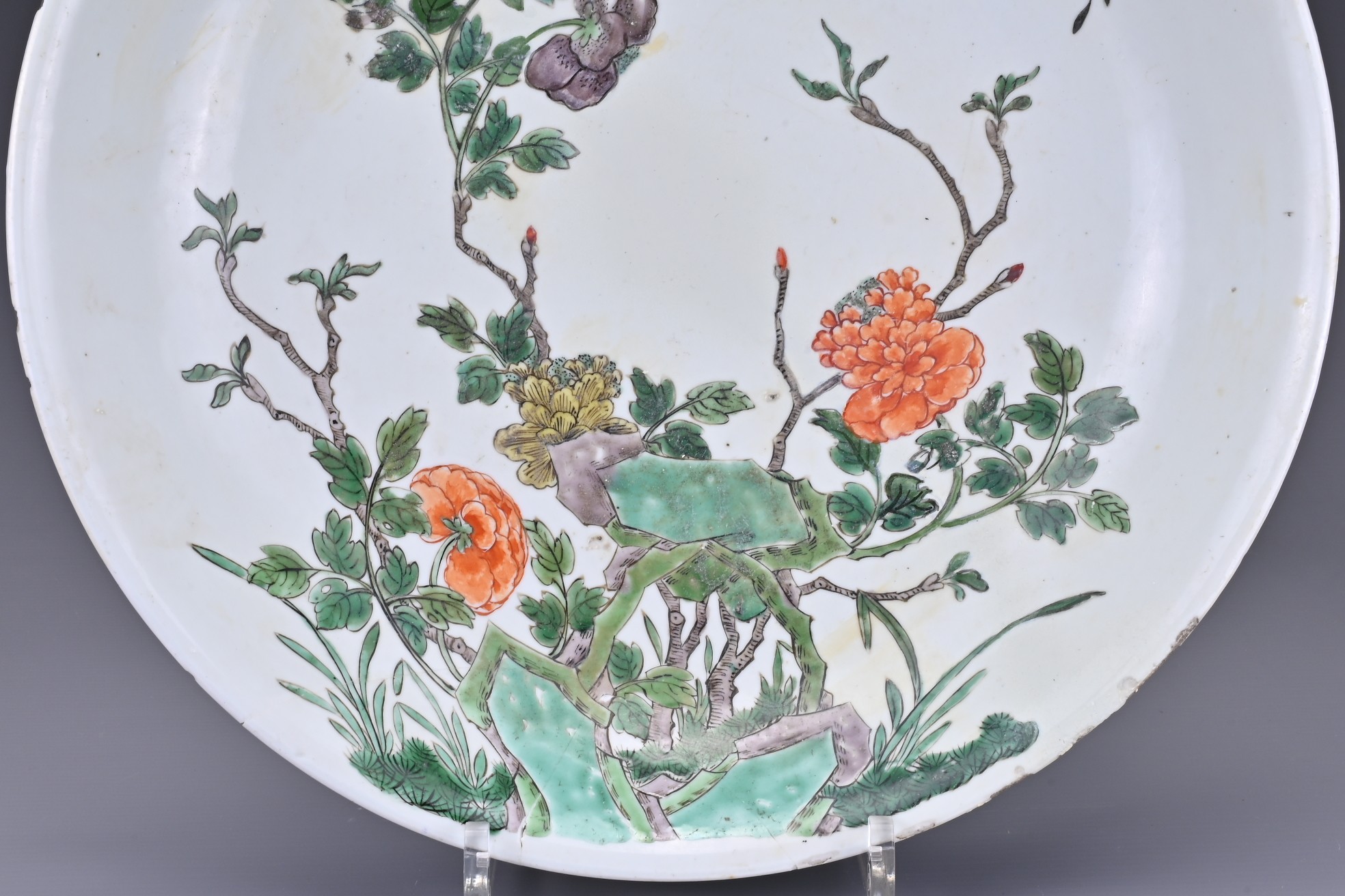 A CHINESE FAMILLE VERTE PORCELAIN CHARGER, KANGXI PERIOD (1662-1722). Decorated with butterflies and - Image 4 of 7