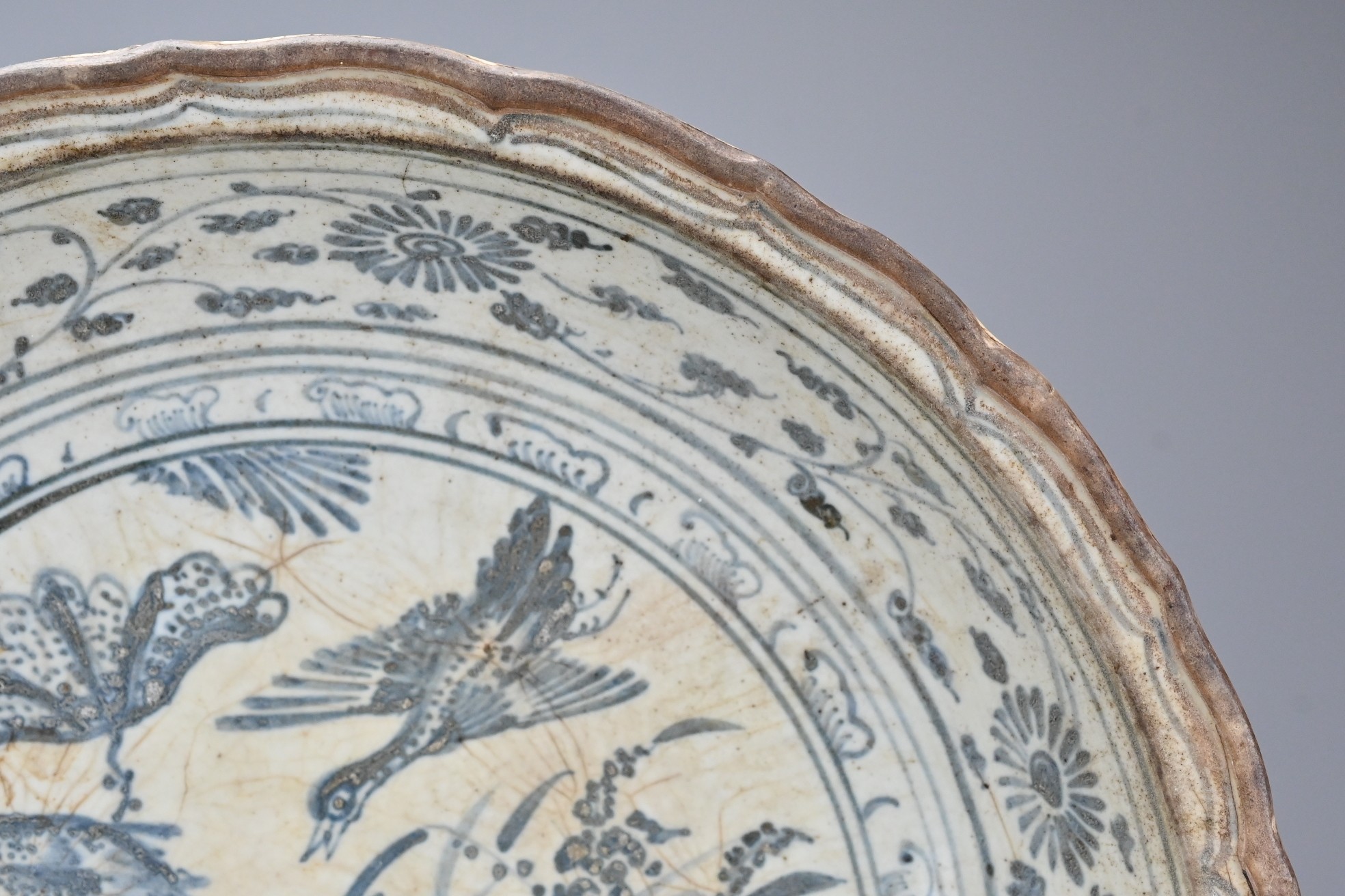 A LARGE VIETNAMESE BLUE AND WHITE CERAMIC DISH, 16TH CENTURY. The deep heavily-potted bracket - Image 4 of 9