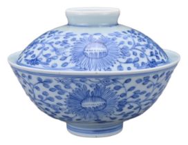 A CHINESE BLUE AND WHITE PORCELAIN BOWL AND COVER, JIAQING PERIOD. Finely potted with floral
