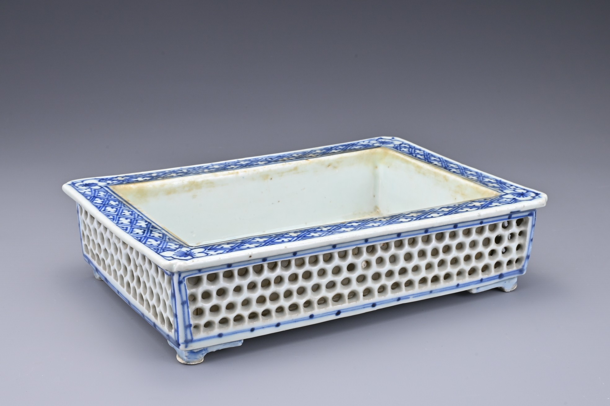 A CHINESE BLUE AND WHITE PORCELAIN NARCISSUS BOWL, 19TH CENTURY. Of rectangular form with outer - Image 2 of 5