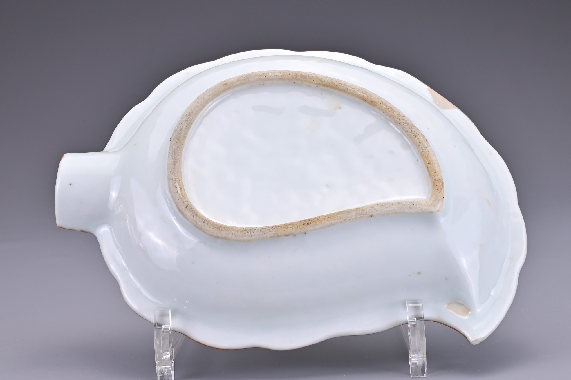 TWO CHINESE CANTON PORCELAIN DISHES, 19TH CENTURY. To include a square form dish decorated with - Image 4 of 8