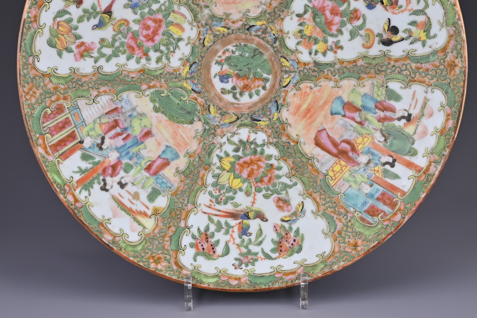 A LARGE CHINESE CANTON FAMILLE ROSE PORCELAIN CHARGER, 19TH CENTURY. Decorated in the rose medallion - Image 4 of 6