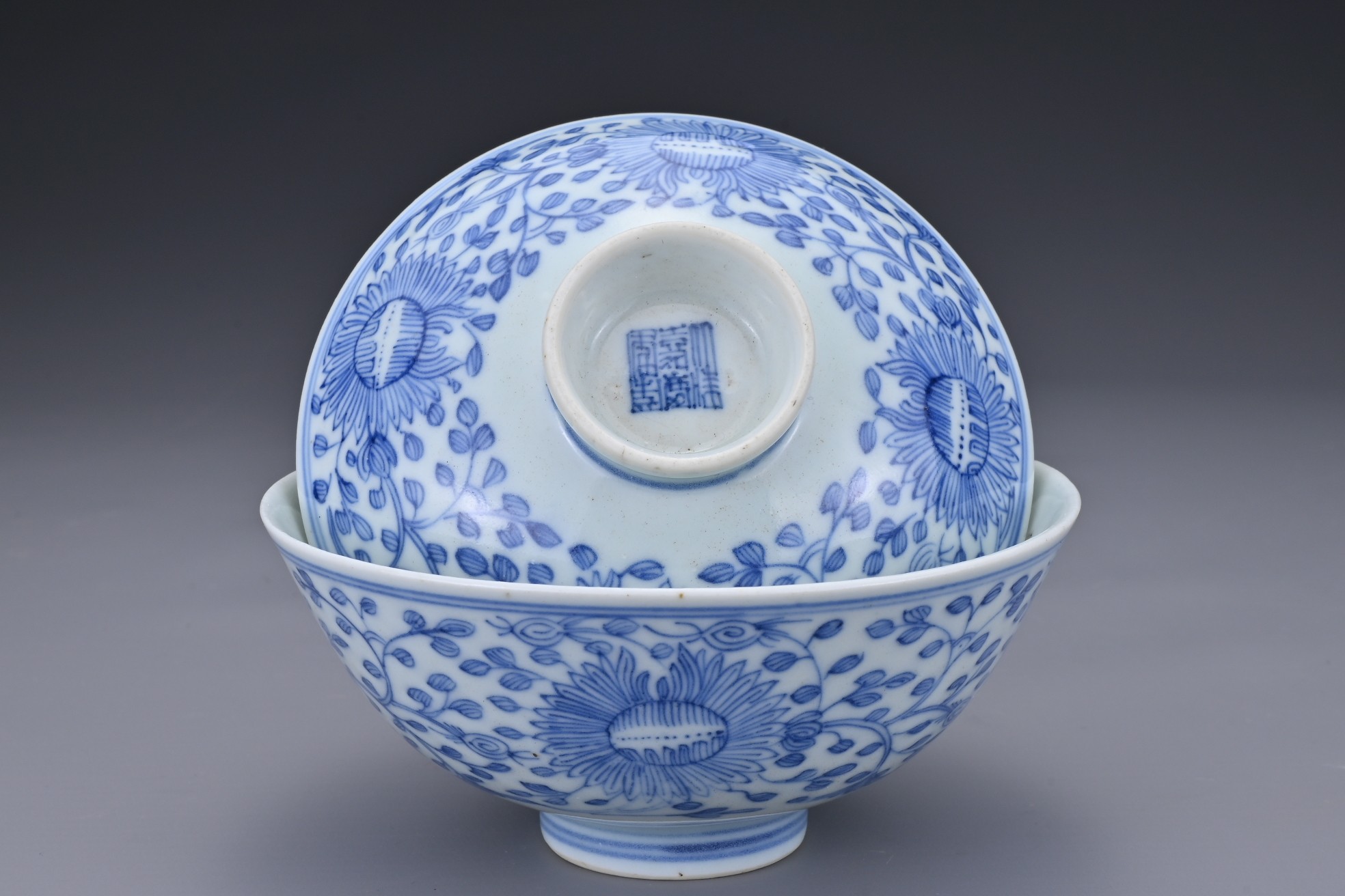 A CHINESE BLUE AND WHITE PORCELAIN BOWL AND COVER, JIAQING PERIOD. Finely potted with floral - Image 12 of 12