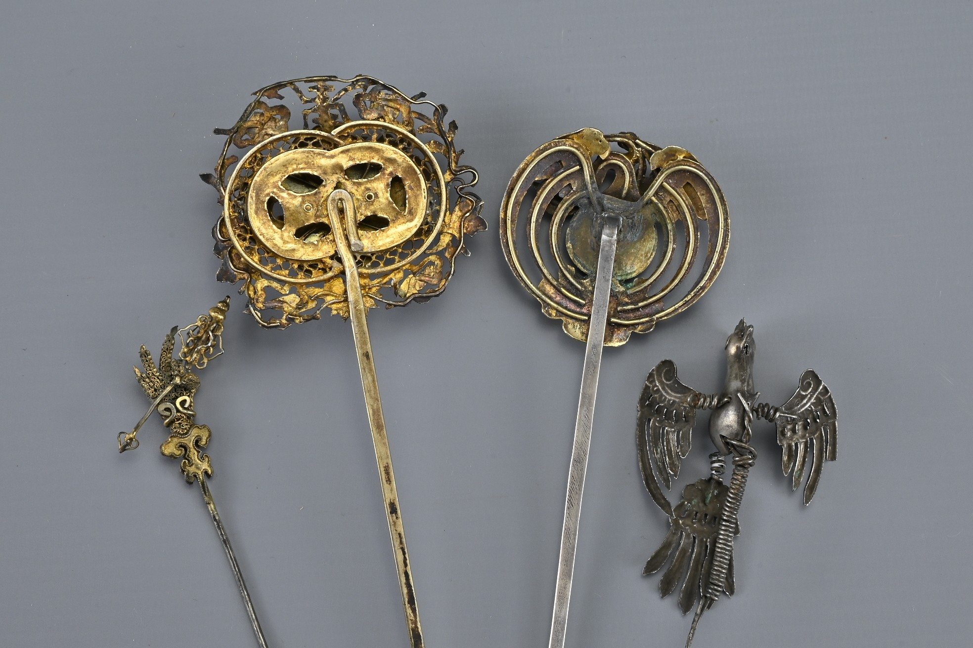 GROUP OF CHINESE GILT SILVER HAIRPINS, LATE QING DYNASTY. To include a phoenix roundel, a - Image 5 of 5