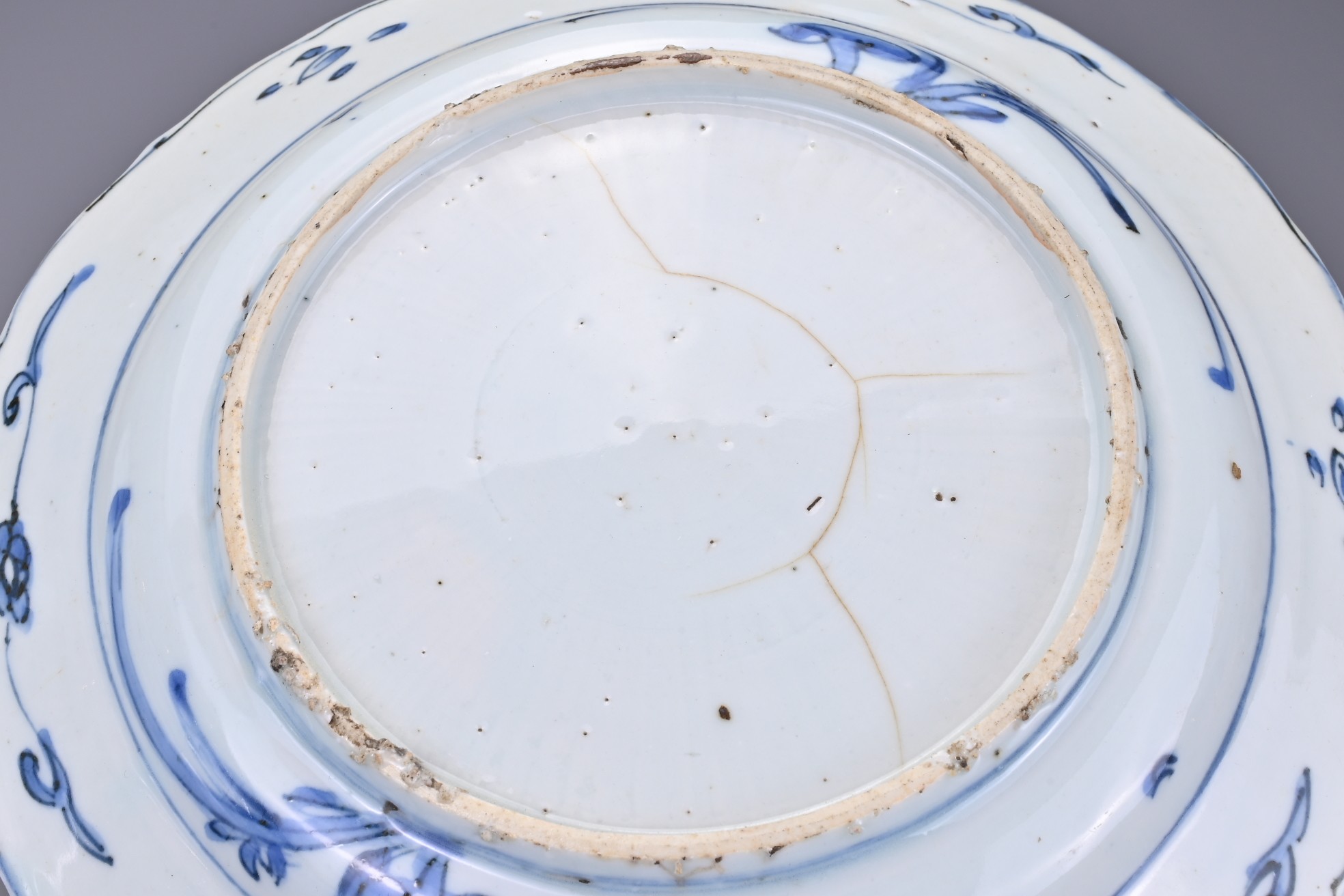 TWO CHINESE BLUE AND WHITE KRAAK PORCELAIN DISHES, 17TH CENTURY. Both with lobed rims decorated with - Image 5 of 5