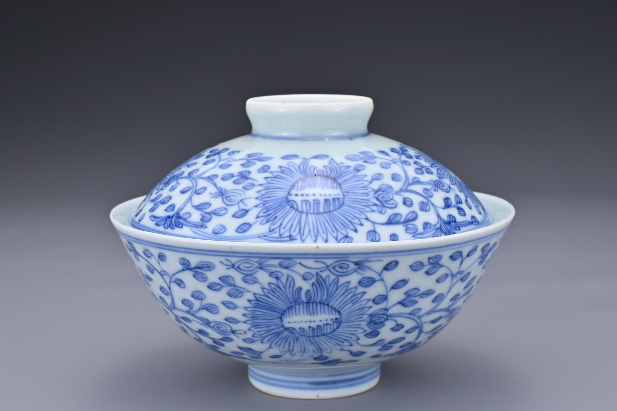 A CHINESE BLUE AND WHITE PORCELAIN BOWL AND COVER, JIAQING PERIOD. Finely potted with floral - Image 6 of 12