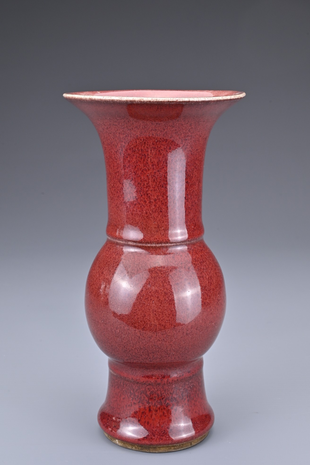 A CHINESE SANG-DE-BOEUF PORCELAIN GU-FORM BEAKER VASE. Covered in a dark red speckled glaze thinning - Image 5 of 7