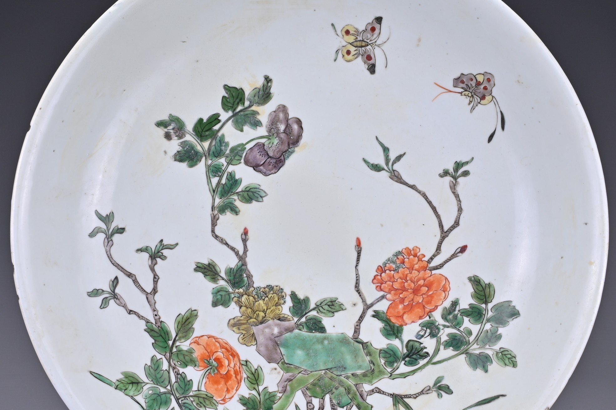 A CHINESE FAMILLE VERTE PORCELAIN CHARGER, KANGXI PERIOD (1662-1722). Decorated with butterflies and - Image 3 of 7